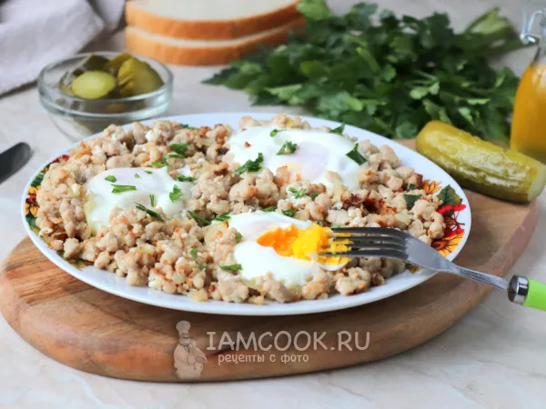 Фото готового блюда: Яичница с фаршем на сковороде