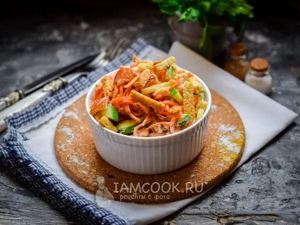 Фото готового блюда: Салат с копченой курицей, корейской морковкой и сухариками