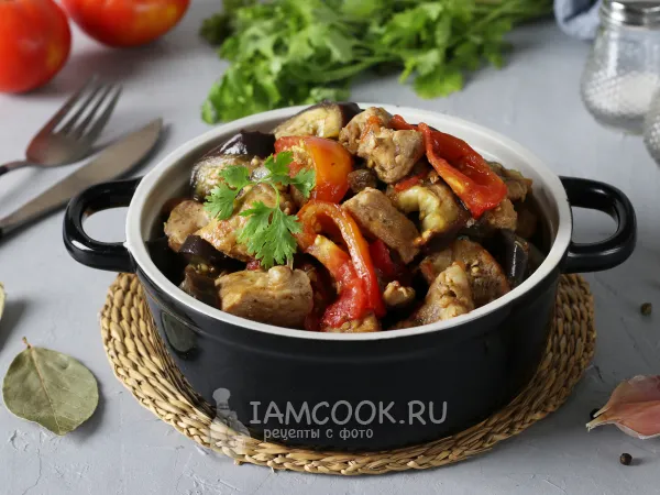 Фото готового блюда: Тушёная свинина с баклажанами и помидорами