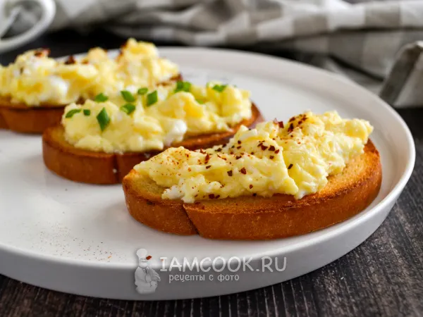 Фото готового блюда: Тосты со скрэмблом