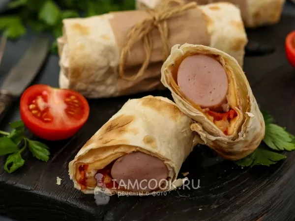 Фото блюда: Сосиска в лаваше с сыром и помидорами