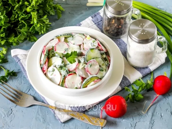 Фото блюда: Салат с редисом, огурцом и сметаной