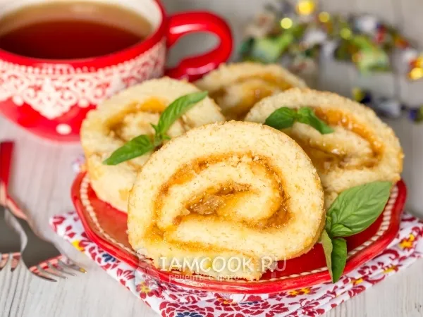 Фото готового блюда: Бисквитный рулет с джемом