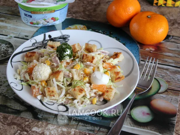 Фото готового блюда: Салат «Ревнивец» с курицей и сухариками