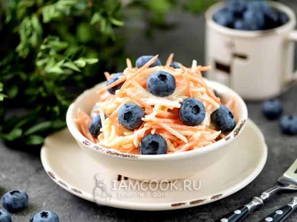 Фото блюда: Витаминный салат из моркови с яблоком и голубикой