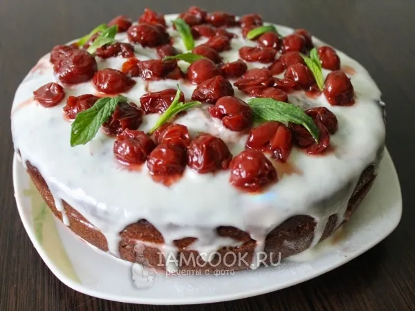 Фото блюда: Шоколадный торт с вишнями и сметанным кремом (в мультиварке)