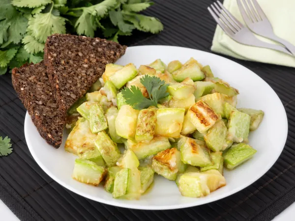 Фото блюда: Жареные кабачки кубиками на сковороде с чесноком