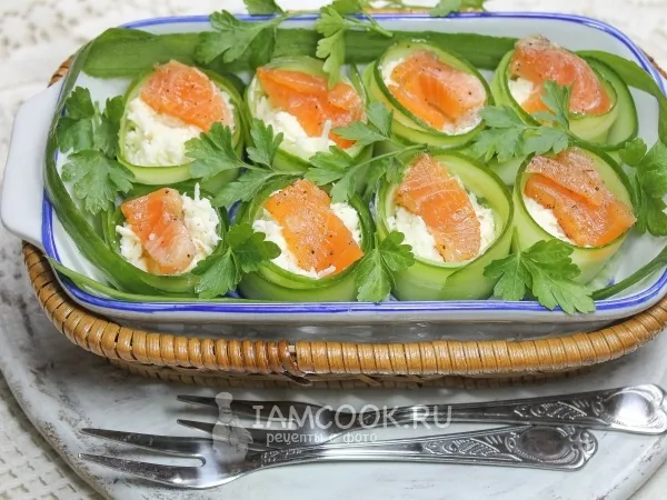 Фото готового блюда: Огуречные бочонки с плавленным сыром и красной рыбой