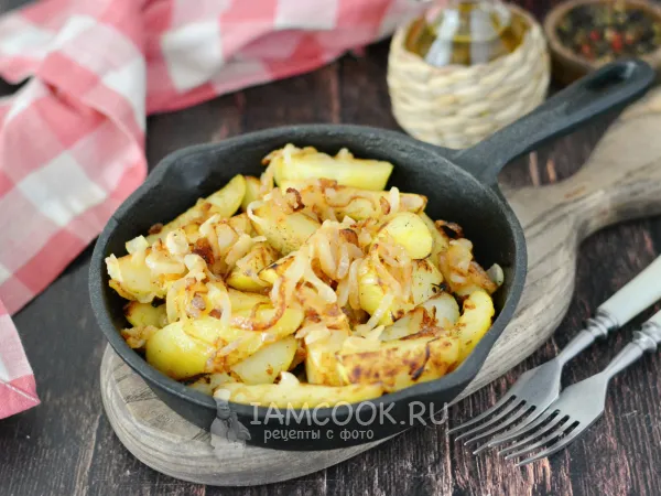 Фото готового блюда: Жареная вареная картошка с луком на сковороде