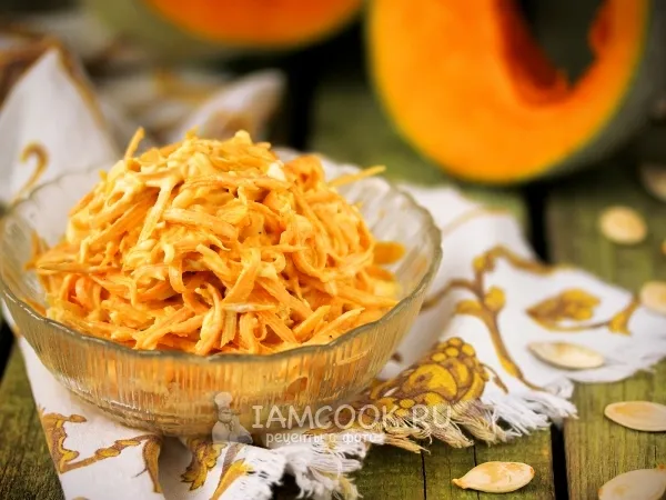 Фото готового блюда: Салат из тыквы с чесноком и яйцом