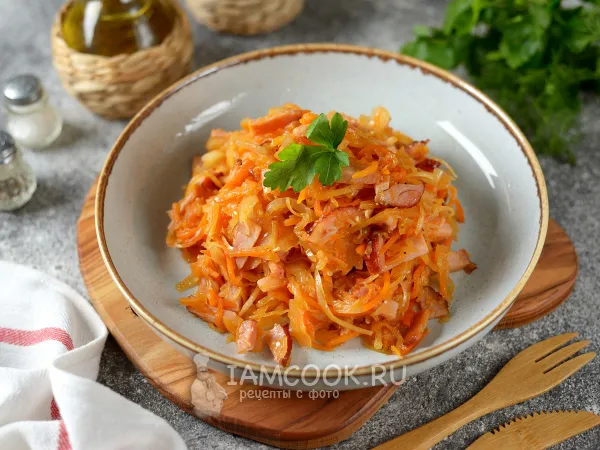Фото готового блюда: Тушеная квашеная капуста с копченым мясом