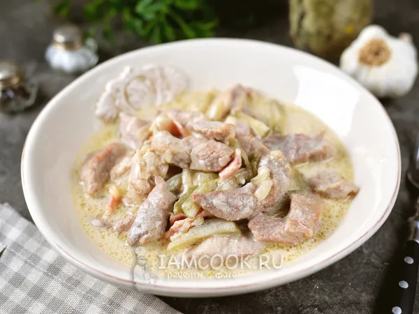 Фото готового блюда: Курземес строганов (из свинины с огурцами)