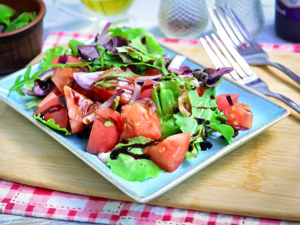 Фото готового блюда: Салат с бальзамическим соусом и помидорами