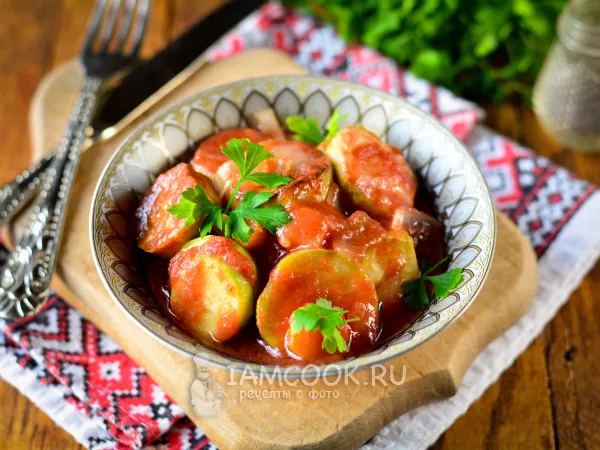 Фото готового блюда: Тушеные кабачки с томатной пастой