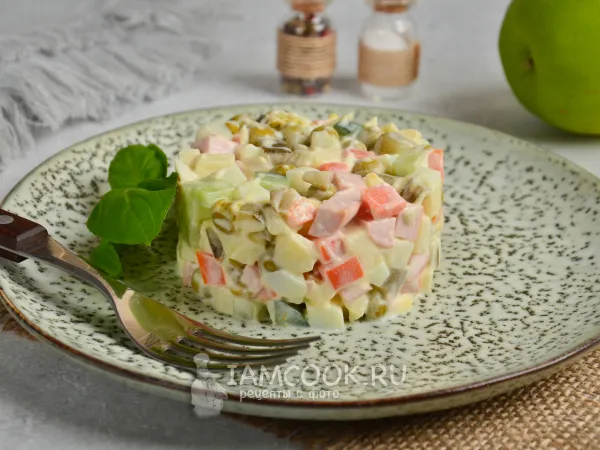 Фото готового блюда: Салат Оливье с яблоком и свежим огурцом