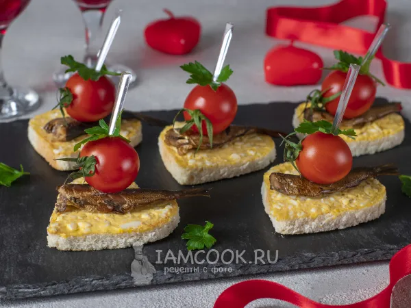 Фото блюда: Канапе «Валентинки» со шпротами и помидорами черри