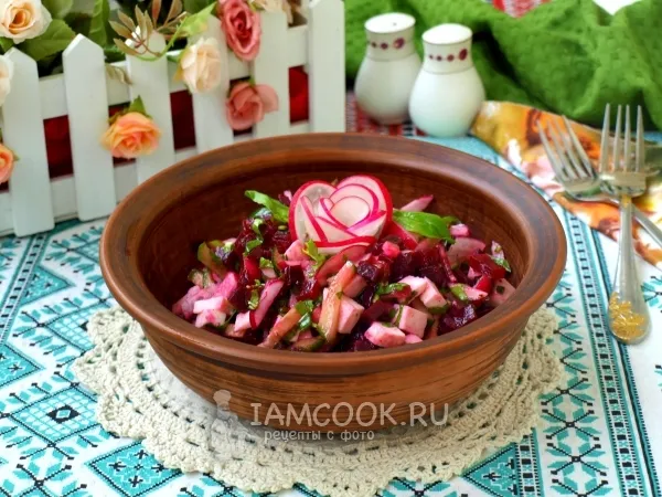 Фото готового блюда: Свекольный салат с редисом и сыром