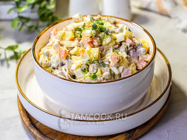 Фото блюда: Оливье с курицей и колбасой