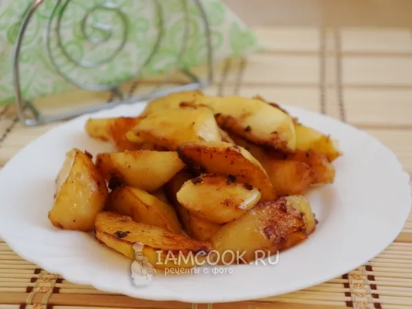 Фото готового блюда: Картофельные дольки, запеченные с чесноком и соевым соусом