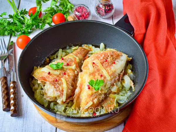 Фото блюда: Жареный морской окунь на сковороде с луком