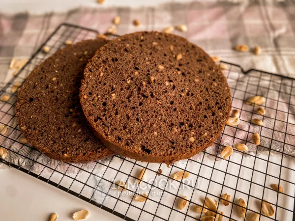 Фото блюда: Шоколадный бисквит с бананом, арахисом и карамелью