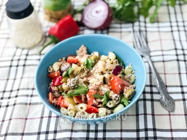 Фото блюда: Салат с макаронами, консервированной горбушей и овощами