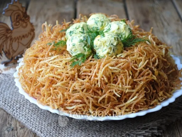 Фото готового блюда: Салат «Гнездо глухаря» с языком