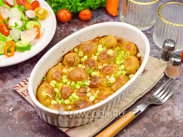 Фото готового блюда: Запеченный картофель с пармезаном в духовке