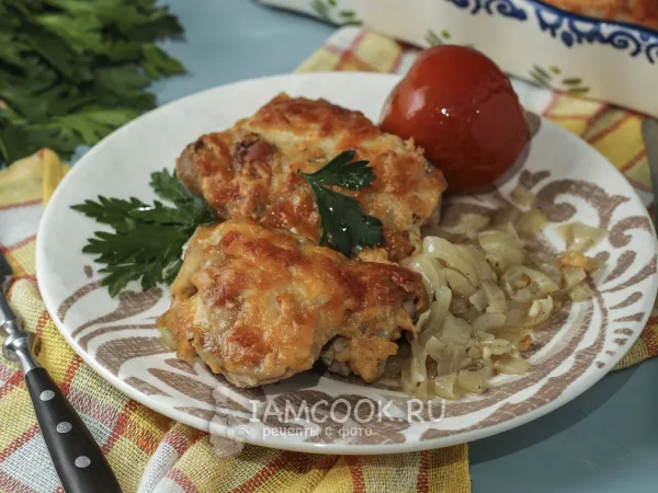 Фото готового блюда: Куриные бедра в луково-сырном соусе