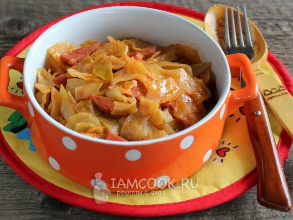 Фото готового блюда: Тушеная капуста с колбасой в мультиварке
