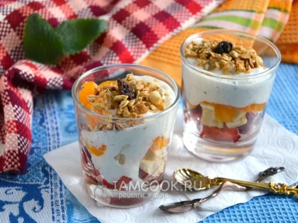 Фото готового блюда: Фруктовый салат с мюсли и сметанным соусом