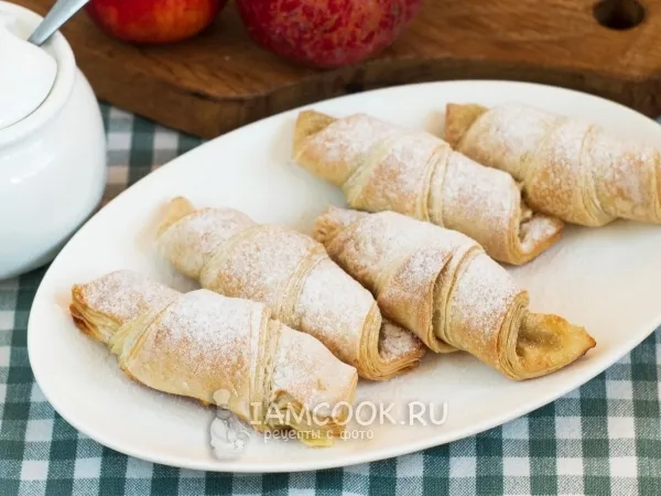 Фото готового блюда: Рогалики из слоеного теста с яблоками
