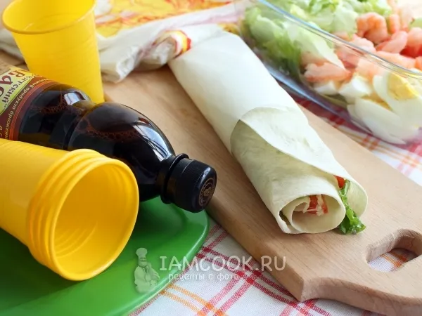 Фото готового блюда: Цезарь ролл с креветками