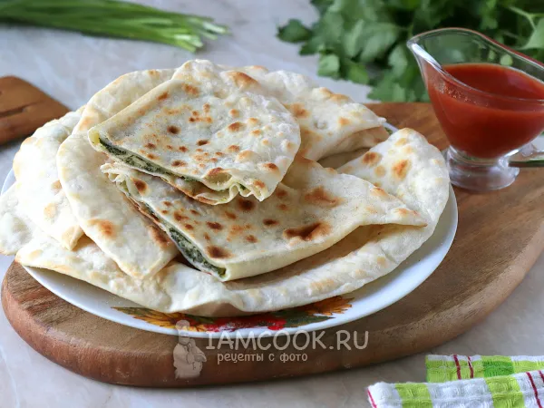 Фото блюда: Дагестанские лепешки с сыром и зеленью на сковороде