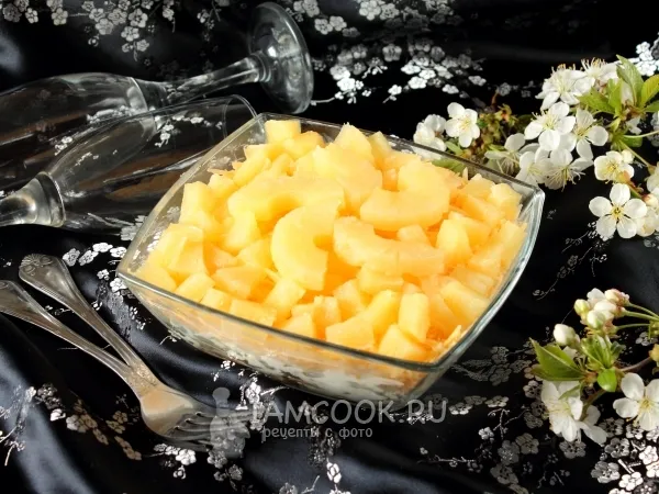 Фото готового блюда: Салат с ананасами, курицей и грибами