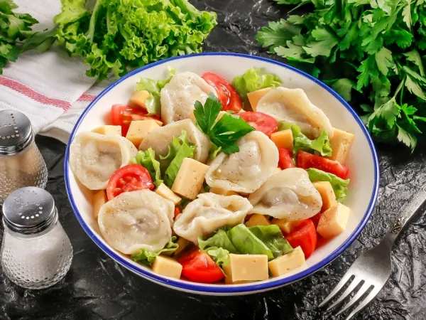 Фото готового блюда: Салат с пельменями