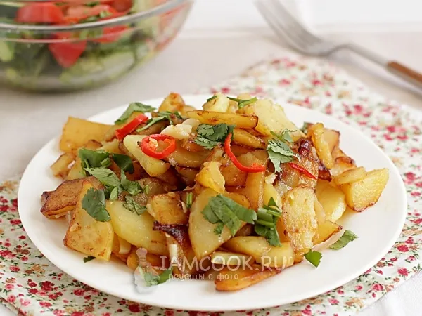 Фото готового блюда: Жареный картофель с чесноком