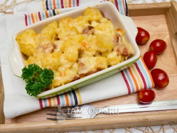 Фото блюда: Картофель, тушенный с сосисками под сырной шубкой
