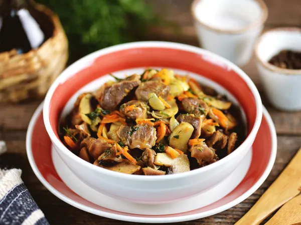 Фото готового блюда: Тушеные куриные желудки с грибами