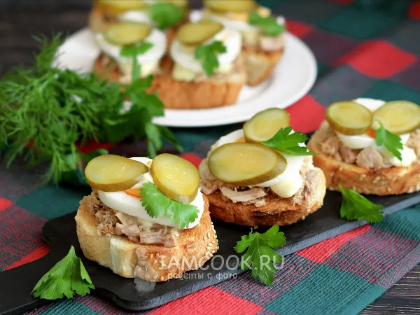 Фото блюда: Брускетта с тунцом и яйцом