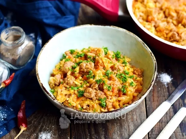 Фото готового блюда: Рис с яйцом и фаршем в томате