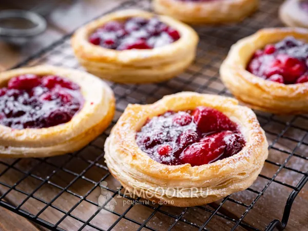 Фото блюда: Ватрушки с ягодами из слоеного теста