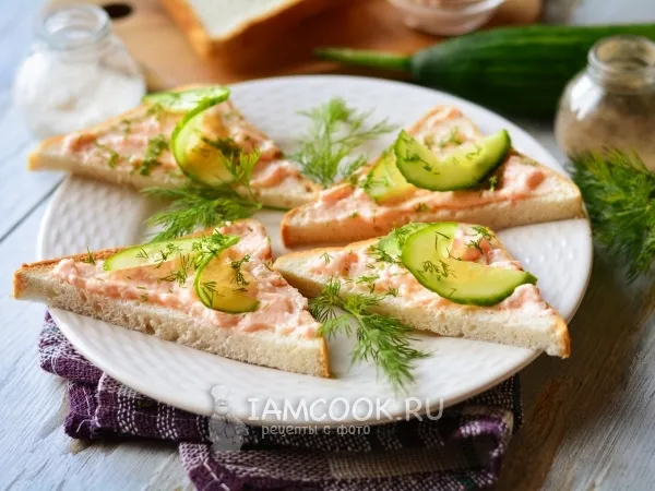 Фото блюда: Бутерброды с икрой мойвы и свежим огурцом