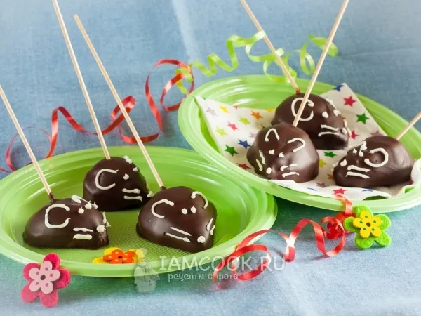 Фото готового блюда: Груша в шоколаде «Мышка»