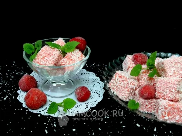 Фото готового блюда: Мусс из клубники с кокосовой стружкой