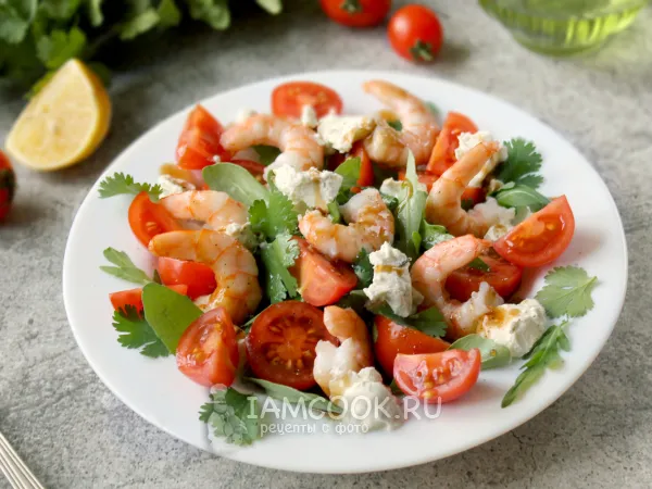 Фото готового блюда: Салат с рукколой, помидорами, креветками и сыром