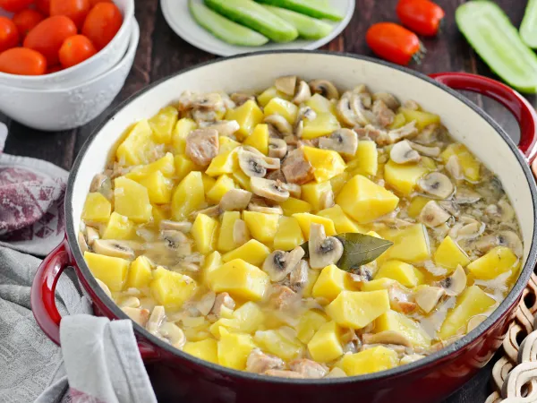 Фото блюда: Тушеная картошка с тушенкой и грибами