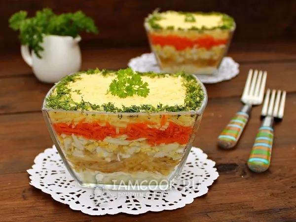 Фото готового блюда: Салат из моркови с яблоком, сыром и яйцом