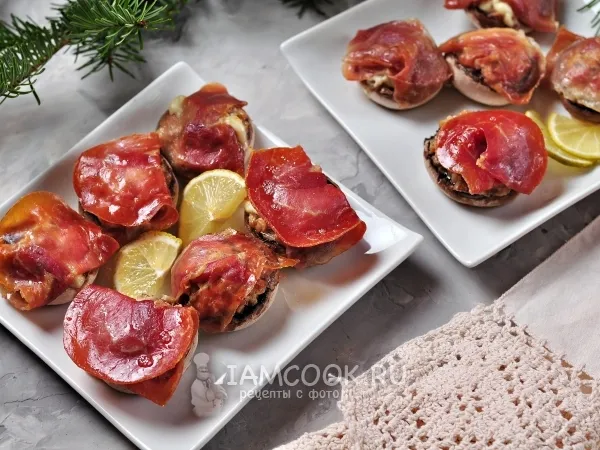 Фото блюда: Шампиньоны, фаршированные ветчиной и сыром, в духовке