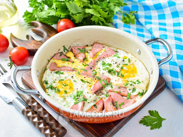 Фото блюда: Яичница с колбасой на сковороде